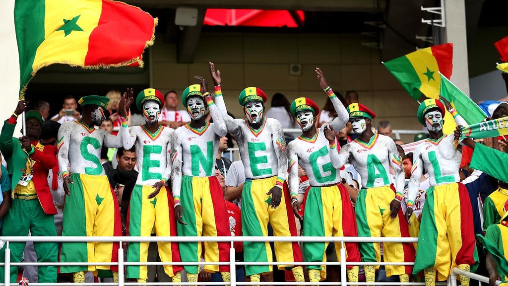Senegalin fanit siivosivat jälkensä Puola-ottelun jälkeen,