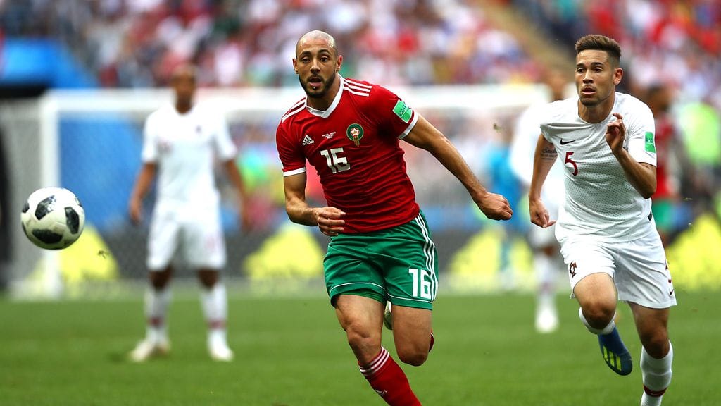 Marokon Nordin Amrabat ja Portugalin Raphael Guerreiro kilpajuoksussa.