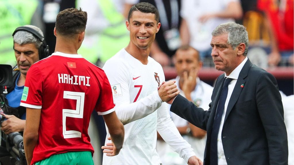 Cristiano Ronaldo (kesk.) sai kehut Portugalin päävalmentajalta Fernando Santosilta.