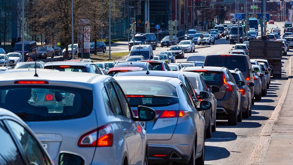 Autoja liikenneruuhkassa Helsingissä.
