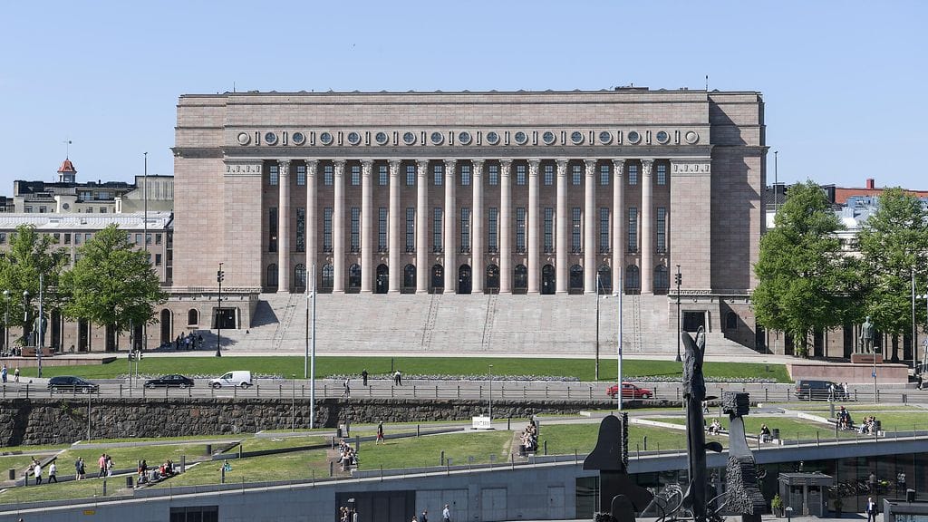 Kolme neljästä vastaajasta katsoo, ettei samojen ihmisten pidä olla päättämässä eduskunnassa, maakunnassa ja kunnassa. Kuvassa eduskuntatalo.