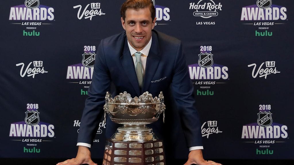 Anze Kopitar voitti NHL:n parhaan puolustavan hyökkääjän palkinnon Selke Trophyn.