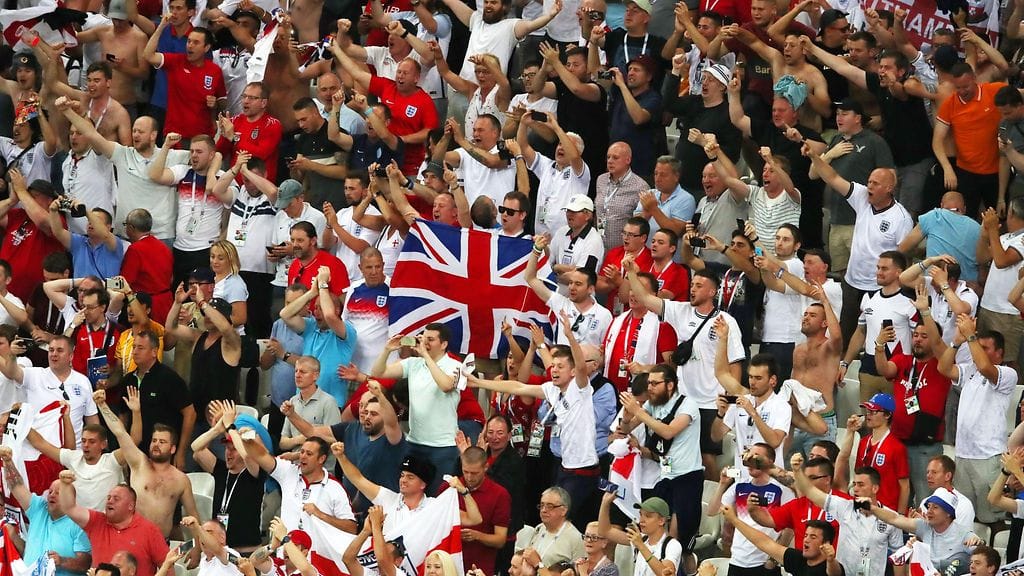 Kolmen englantilaisfanin natsitervehdys on johtanut poliisitutkintaan.