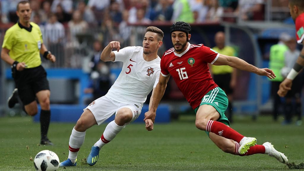 Portugalin Raphael Guerreiro ja Marokon Nordin Amrabat taistelemassa pallosta.