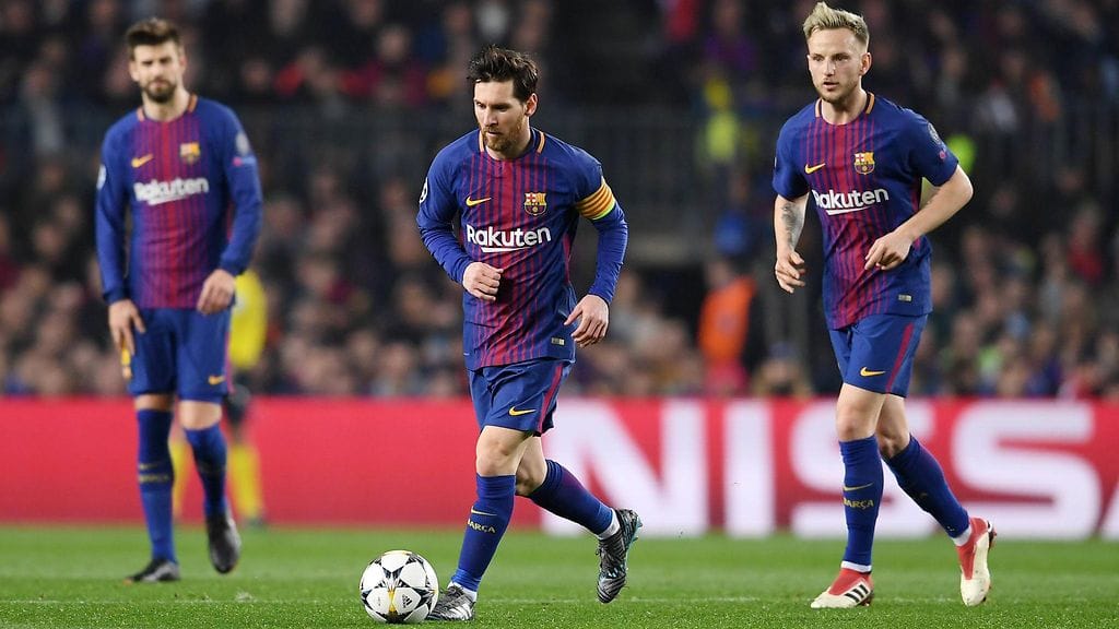 Kroatian tähtipelaaja Ivan Rakitic (oikealla) tietää erittäin hyvin torstaina vastaan asettuvan argentiinalaisen Lionel Messin (keskellä) vaarallisuuden seurajoukkueesta FC Barcelonasta.