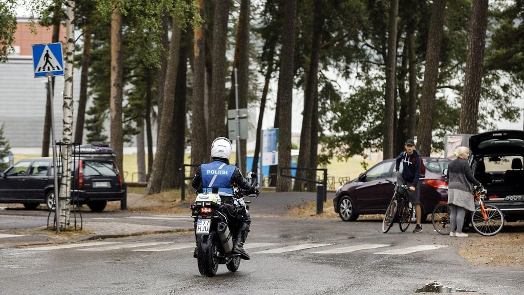 Moottoripyöräpoliisi Helsingin Hietaniemen uimarannan edessä torstaina 21. kesäkuuta 2018. Poliisi eristi alueen aiemmin torstaina iltapäivällä sen jälkeen, kun hätäkeskus oli saanut hieman ennen kello 14 ilmoituksen rannalla olleesta miehestä, jolla oli mahdollisesti mukanaan ase. Alue oli eristettynä noin tunnin ajan.