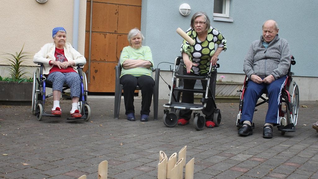 Jatkossa Asikkalan Vääksyssä Mäntyrinteen hoivakodissa mölkkyä pelataan samojen työntekijöiden kanssa – Attendon lipun alla. Sitä ennen nykyiset sijat puretaan ja tilalle tulee paremmin uutta lainsäädäntöä kestävää kiinteistöä. Heittovuorossa taitava Maire Mäkinen.