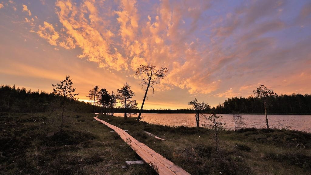 Vaalassa kuvattiin upea auringonlasku. Kuva: Pekka Hatunen.