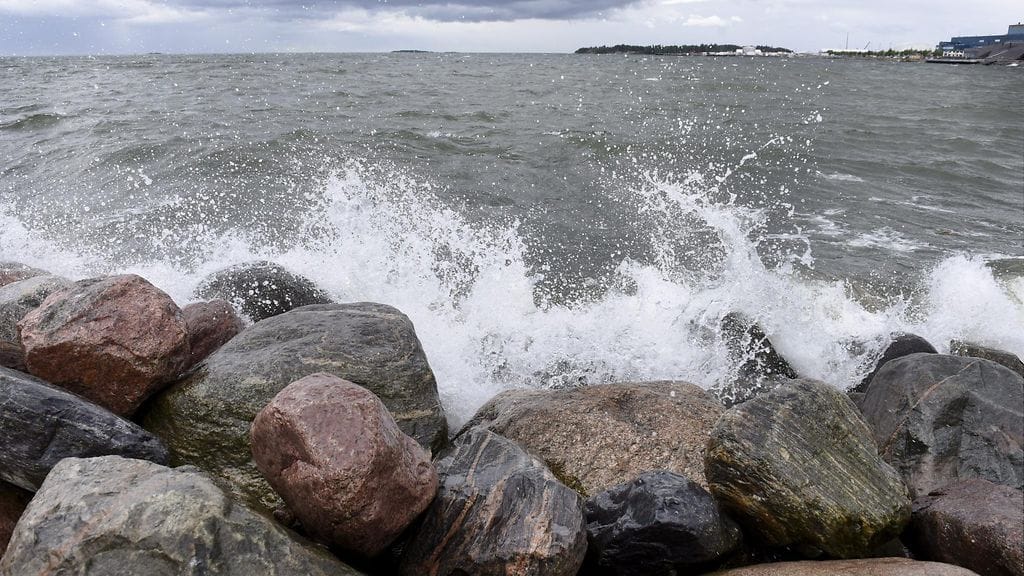 Juhannusaattona aallokko oli kovaa puuskaisen tuulen vuoksi.