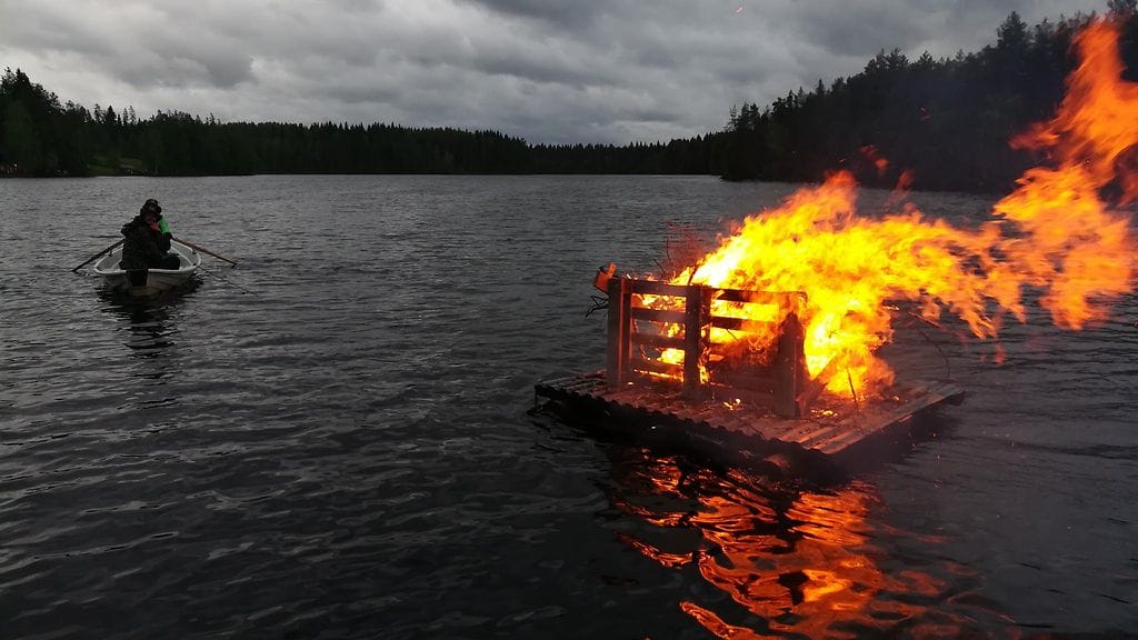 Juhannuskokko Kuopion Hiltulanlahdella. Kuva: Esa Nissinen.