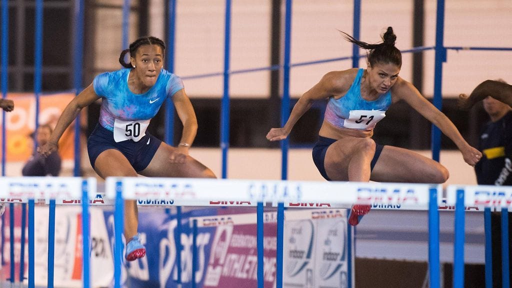 Nooralotta Neziri oikealla.