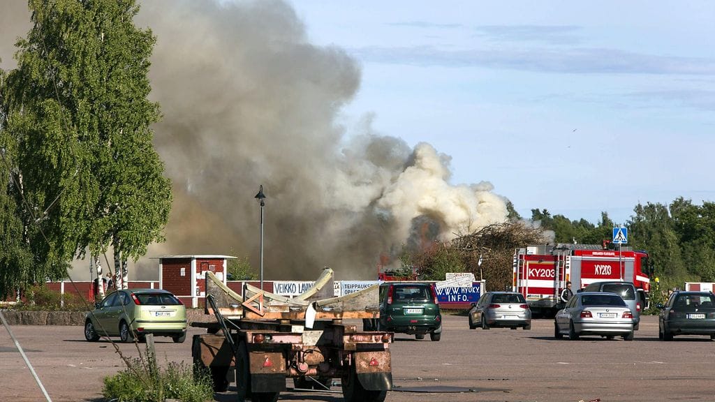 Haminassa suuri kokko jäi polttamatta juhannusaattona kovan tuulen ja paloviranomaisten kiellon takia. Joku sytytti sen luvatta tuleen juhannuspäivän iltana.