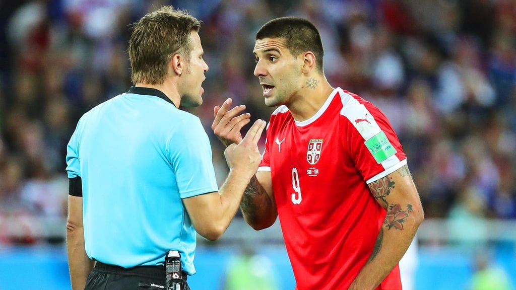 Felix Brych ja Aleksandar Mitrovic