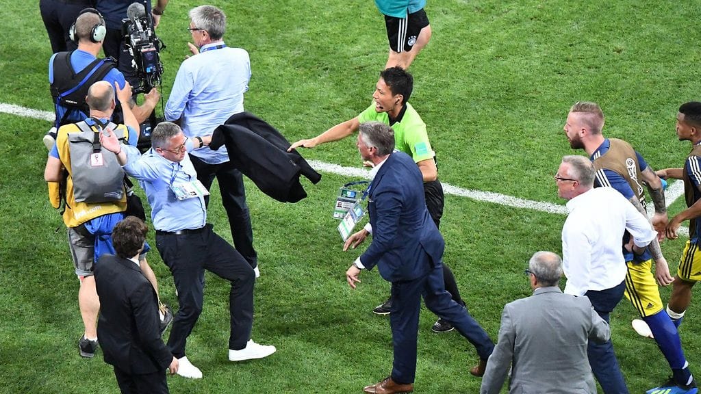 Tunteet kävivät lämpöisinä Saksa-Ruotsi -ottelun loppuhetkillä.