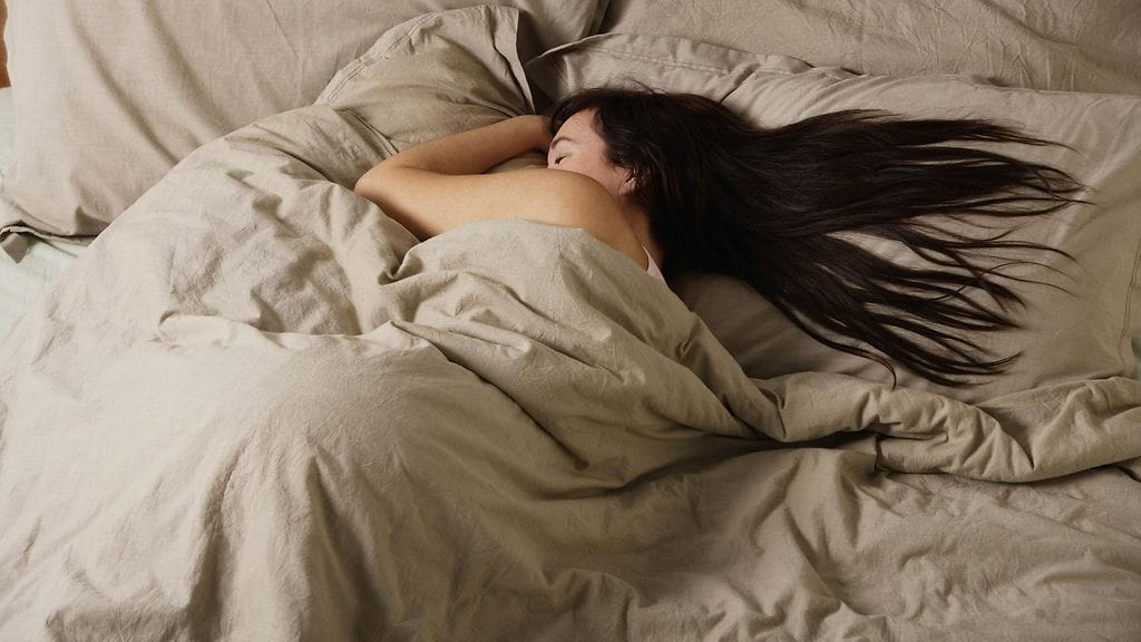 Kasvoille etsiytyvät hiukset voivat ahieuttaa finnejä. Kuvituskuva.