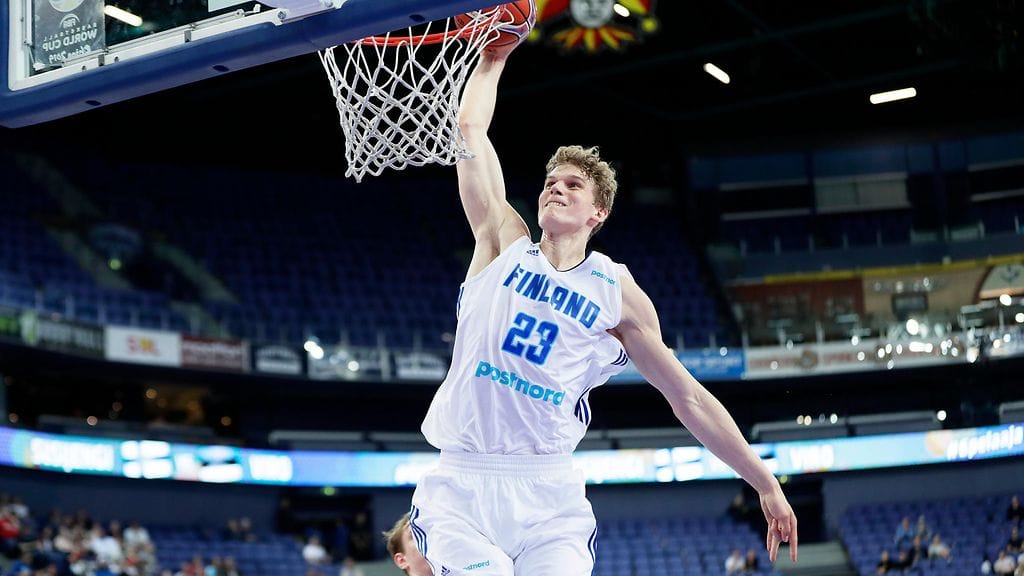 Lauri Markkanen pelasi pitkästä aikaan kotiyleisön edessä Suomessa, kun Susijengi kohtasi maaottelussa Viron.