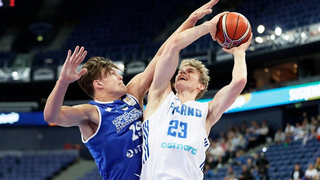 Lauri Markkanen palasi pitkästä aikaan kotiyleisön eteen, kun hän viiletti Susijengin paidassa maaottelussa Viroa vastaan.