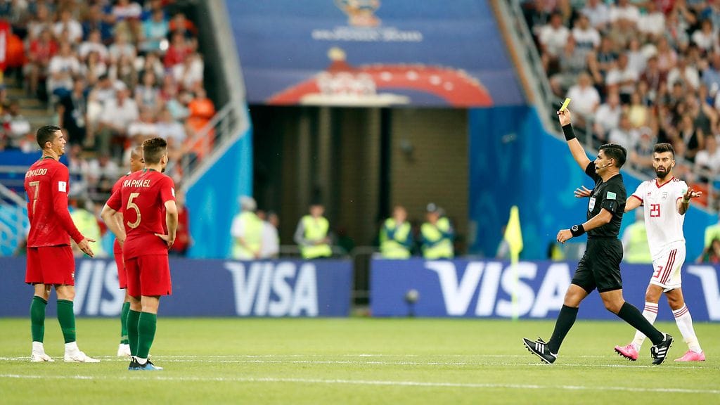 Cristiano Ronaldo sai keltaisen kortin Portugalin ja Iranin välisessä ottelussa sen jälkeen, kun päätuomari Enrique Caceres oli käynyt tarkistamassa tilanteen videolta.
