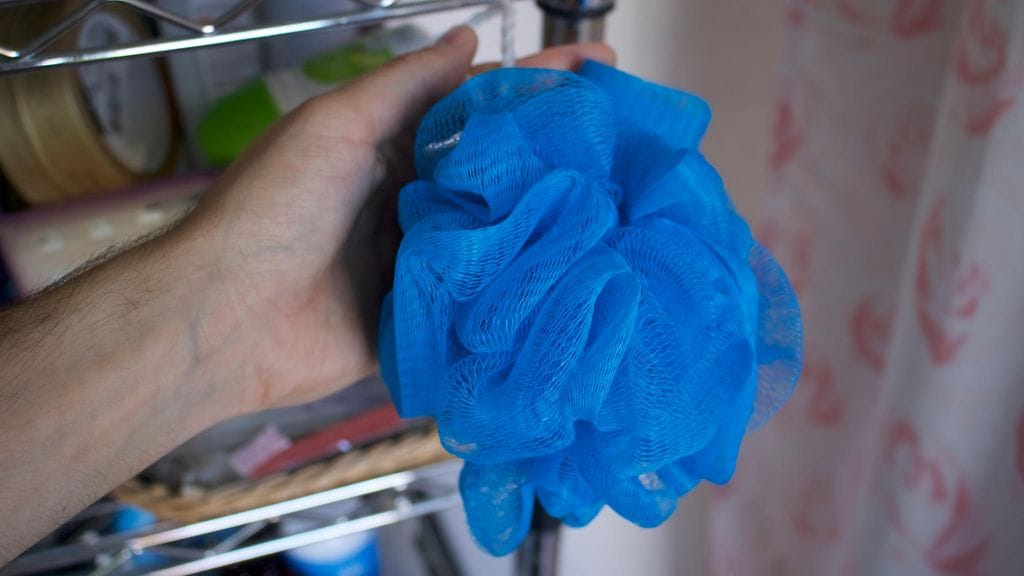 Täydellisen sininen pesukukukka kruunasi brittinaisen juhla-asun. Kuvituskuva.