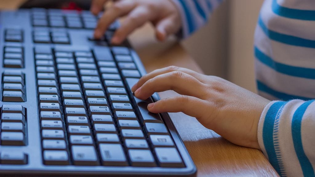 Jotta 10 vuotta täyttänyt voisi käyttää omakantaa, hän tarvitsisi välineet sähköisen tunnistautumiseen.