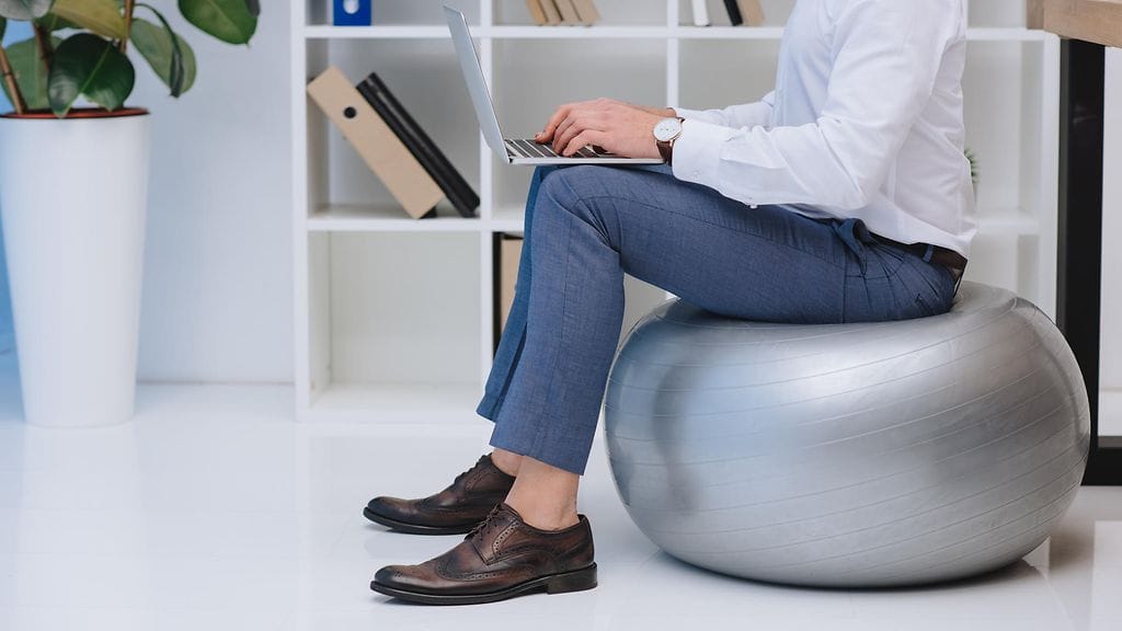 Tuolissa istuminen on hyvin passiivista, mutta jumppapallokaan ei tee autuaaksi!