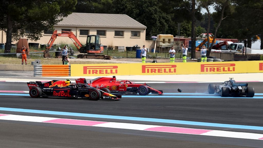 Sebastian Vettel (takana Ferrarin punaisessa autossa) osui Mercedeksen Valtteri Bottakseen (oikealla) Ranskan GP:n ykkösmutkassa.