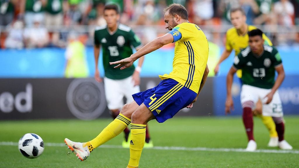 Andreas Granqvist ampui Ruotsin toisen maalin pilkulta.