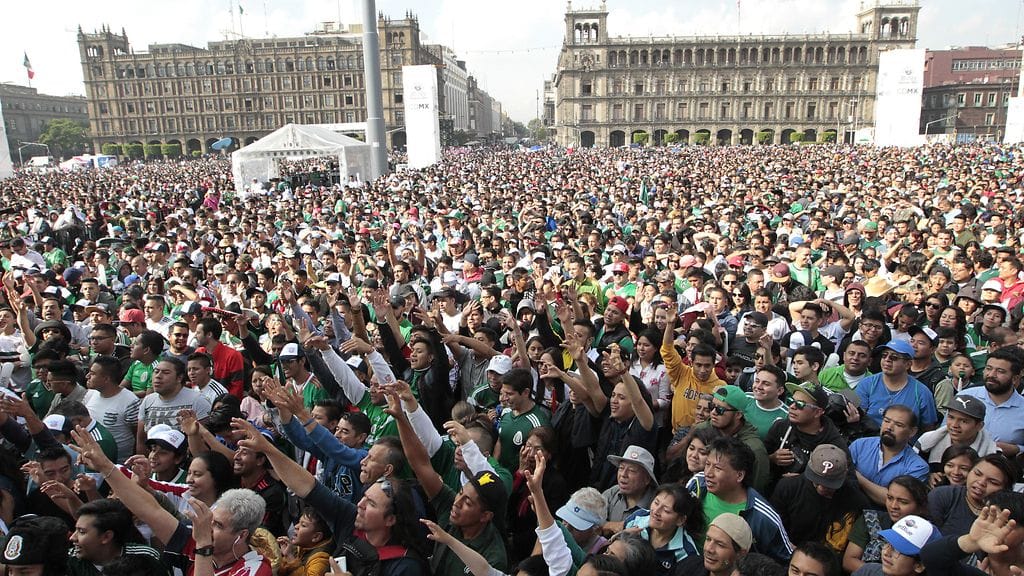 Meksikolaisfanit juhlivat maan pääkaupungin Mexico Cityn kaduilla.