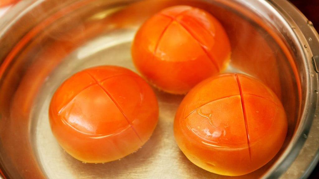 tomatti kuoriminen kattila