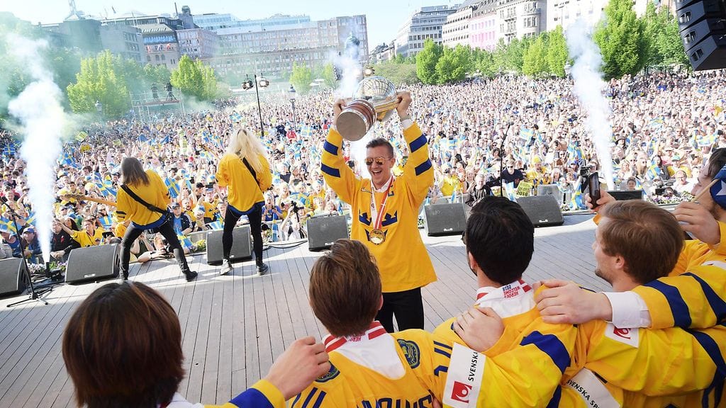Ruotsi juhli MM-kultaa tänä keväänä, pystiä nostaa Mikael Backlund.