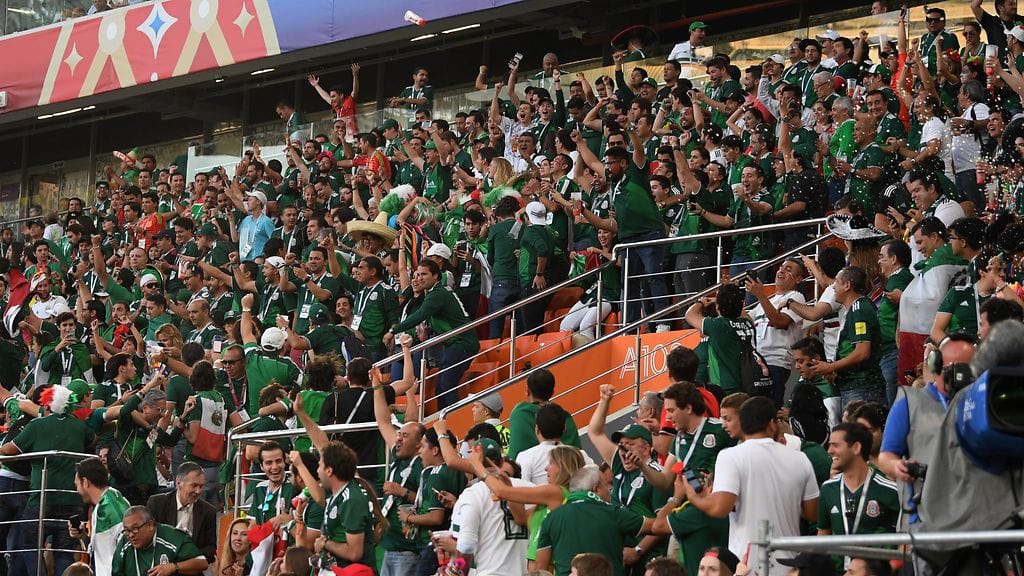 Meksikolaisfanit juhlivat Etelä-Korean voittoa Saksasta.