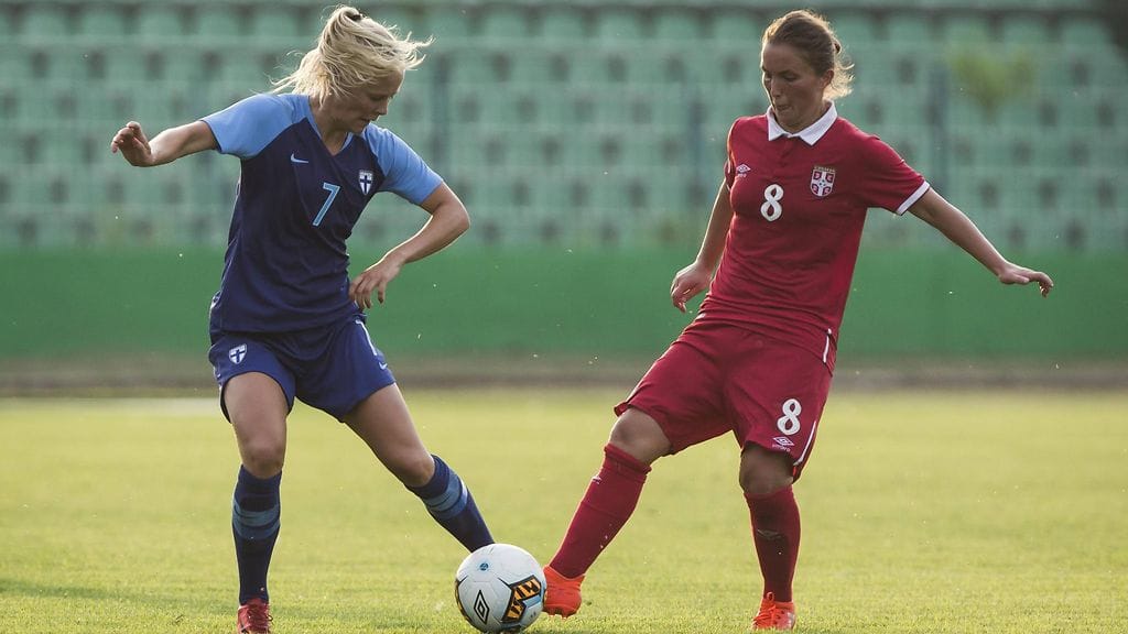 Adelina Engman (vas.) kaksinkamppailussa Serbian Jelena Cubriloa vastaan MM-karsintaottelussa 12.6.