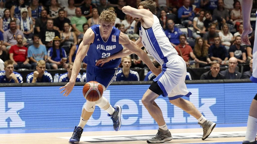 Lauri Markkanen koripallon MM-karsintaottelussa Tshekkiä vastaan.