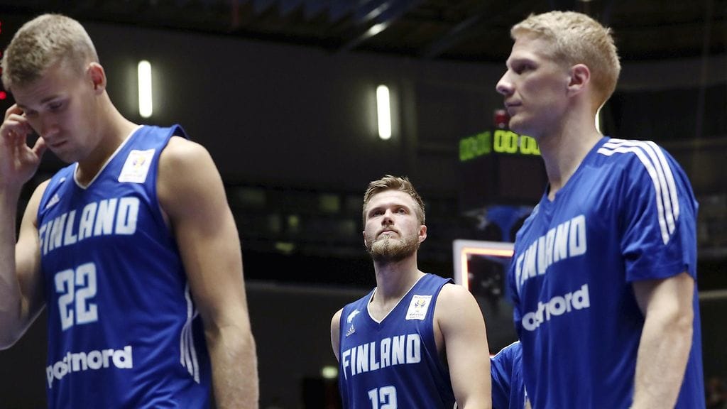 Suomen Carl Lindbom (vas.), Matti Nuutinen ja Juho Nenonen olivat alla päin Tshekki-tappion jälkeen.