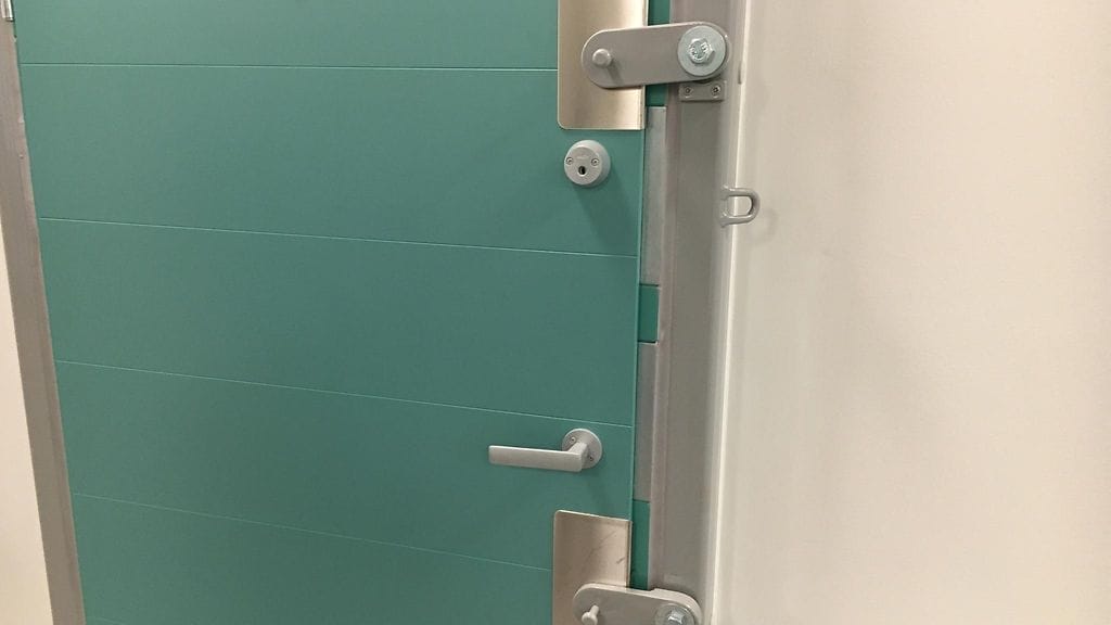 Sellin ovet lukitaan iltapäivällä useimmilla osastoilla ja ovet avataan lukoista aamuseitsemältä. Yhden oven taakse ei vierailijoita päästetä.