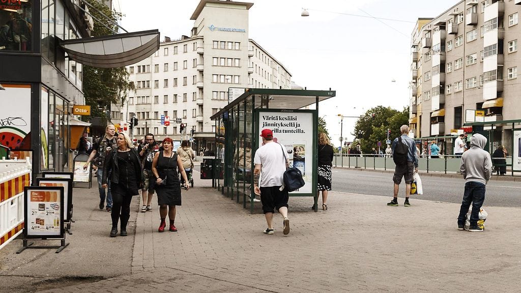 Helsingin Sörnäisten Kurvissa sattui aikaisemmin päivällä puukotus, jota selvittänyt poliisipartio ampui laukauksen puukolla varustautunutta henkilöä kohti. Paikalla oli ollut useita poliisin yksiköitä, ja alue oli eristetty teknistä tutkintaa varten.