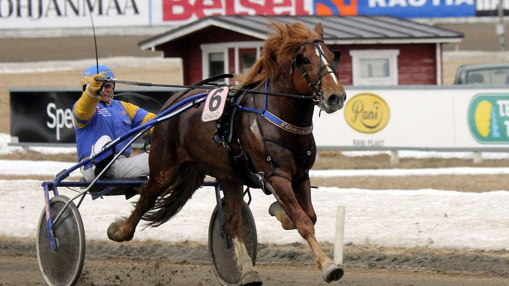 Suivikas rattaillaan Terho Rautiainen voitti Pelimanni-ajon Kaustisen Toto76 raveissa 4. huhtikuuta 2015. Kuvitukuva.