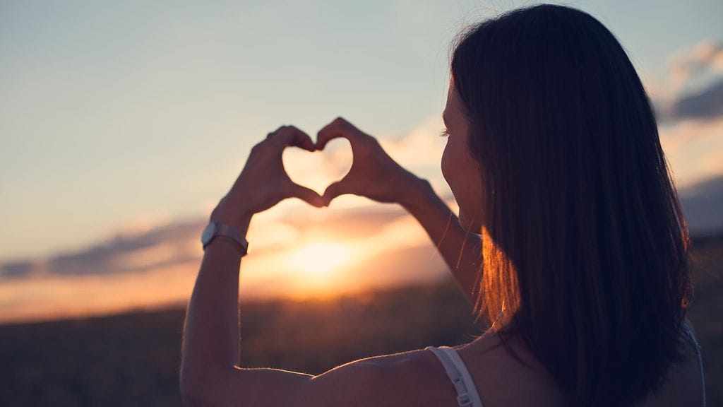 Sen Oikean löytyminen vaatii mielenkiintoa ihmiseen itse, eikä vain tarvetta parisuhteeseen. Kuvituskuva.