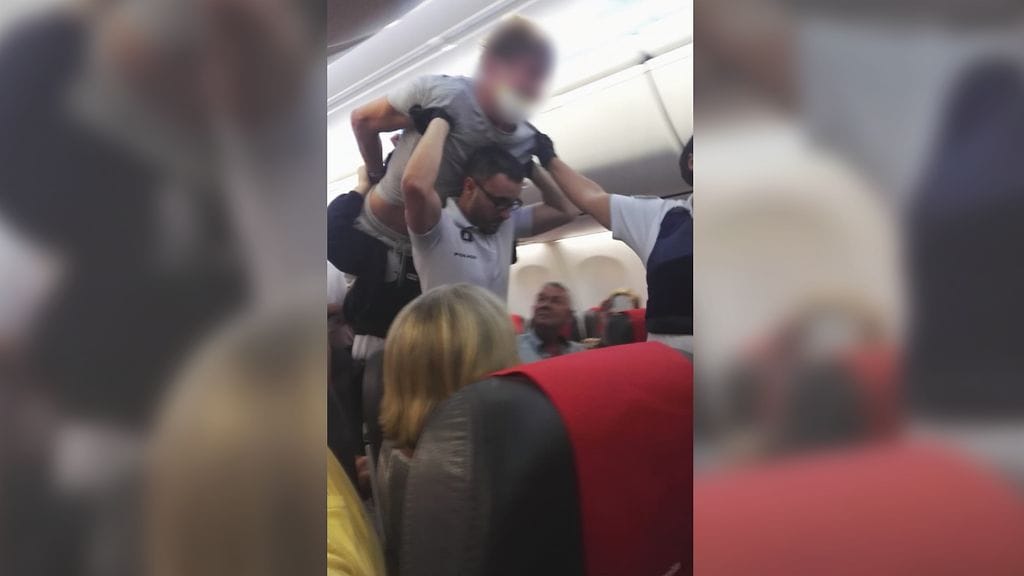 humalainen kannetaan ulos lennolta