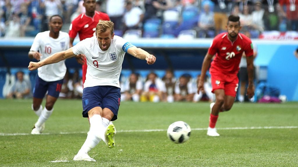 Harry Kane ampumassa pilkkua.