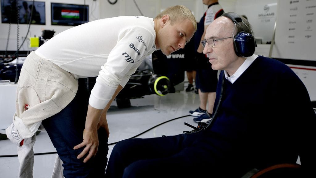 Valtteri Bottas ja Frank Williams keskustelevat Unkarin GP:ssä 2013.