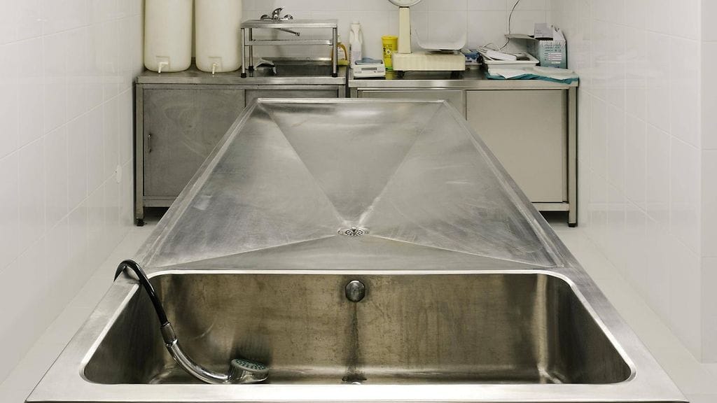 Kuvituskuvaa ruumishuoneesta.