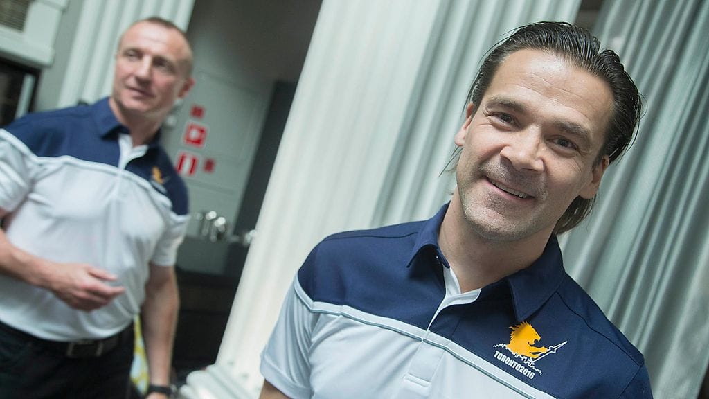 Teppo Numminen viettää perheen ja ystävien kesken. Taustalla Jere Lehtinen.