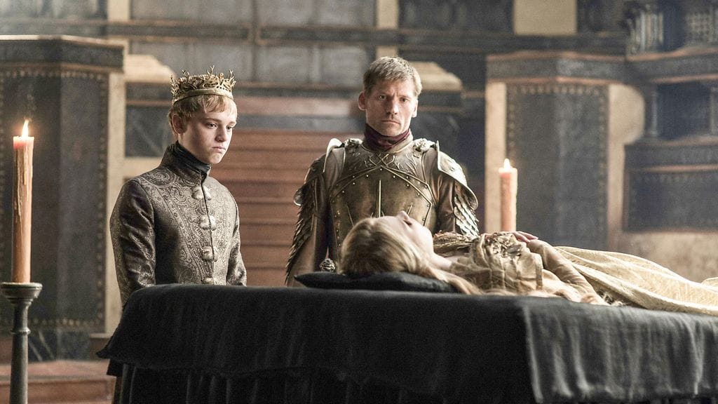 Sekä Tommen (vasemmalla), että Myrcella Baratheonin (makuulla) rooleissa on nähty kaksi näyttelijää.
