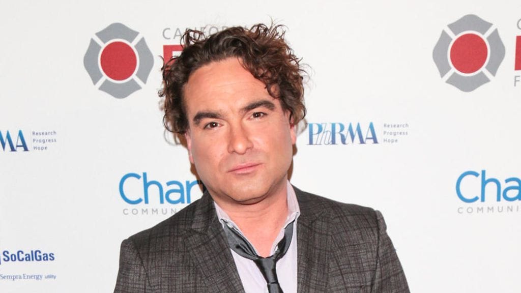 Johnny Galecki hehkuu rakkauden onnea.
