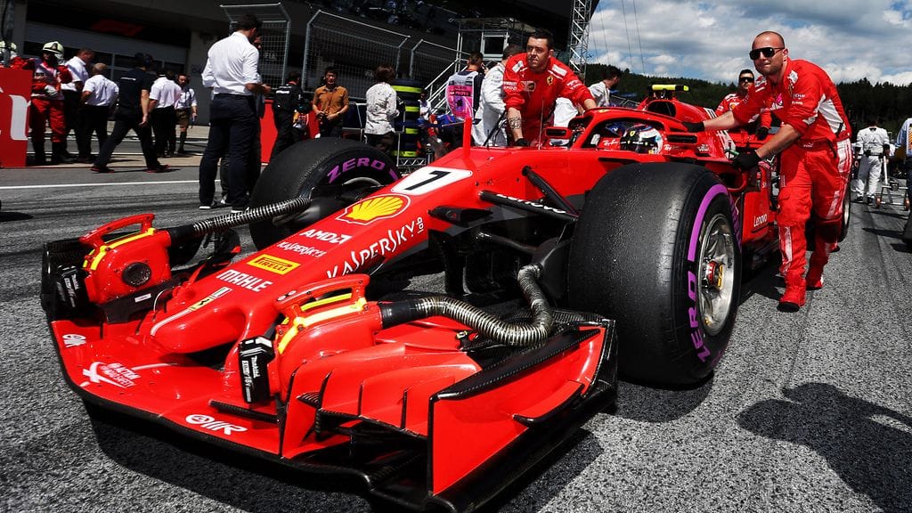 Kimi Räikkösen autoa tuodaan lähtöruutuun.