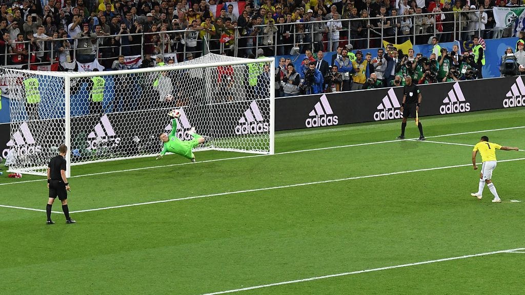 Englannin maalivahti Jordan Pickford pysäytti Kolumbian hyökkääjän Carlos Baccan yrityksen neljännesvälieräottelun rangaistuspotkukisassa.