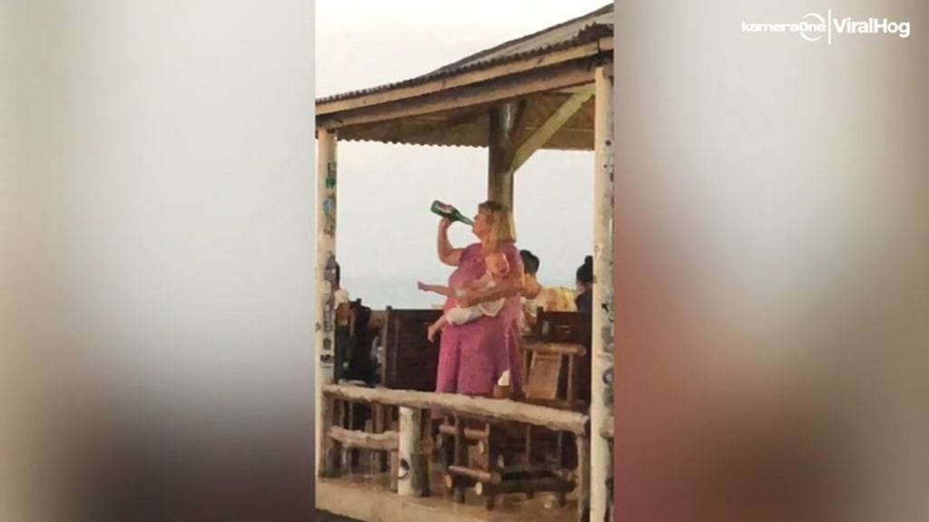 Lomamatkalla kuvattu äiti on herättänyt sekä huvittuneisuutta että raivoa juomalla olutta. Kuva Viralhog