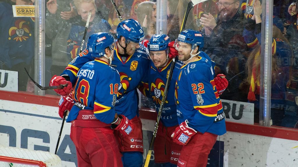 Jokereiden pelaajia juhlimassa maalia.