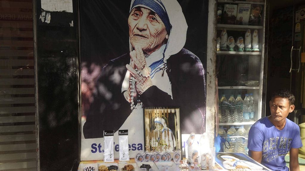 Äiti Teresa -aiheisia tuotteita myydään Intiassa useissa eri katukojuissa.